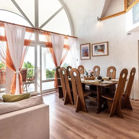 Nagy Villa Gyoenyoeru Panoramaval, Jakuzzival * Balatonkenese