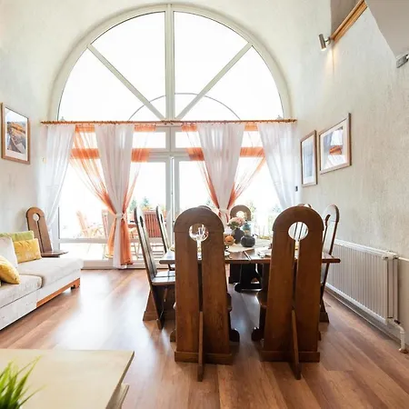 Nagy Villa Gyoenyoeru Panoramaval, Jakuzzival Balatonkenese