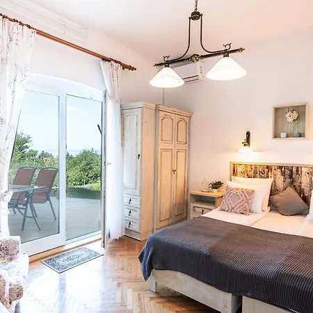 Holiday home Nagy Villa Gyoenyoeru Panoramaval, Jakuzzival