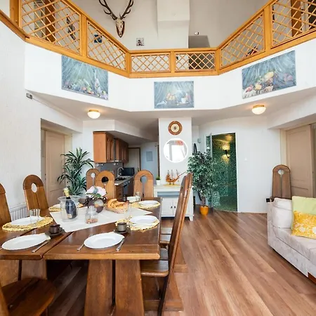 Nagy Villa Gyoenyoeru Panoramaval, Jakuzzival Balatonkenese