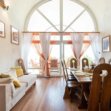 Holiday home Nagy Villa Gyoenyoeru Panoramaval, Jakuzzival *