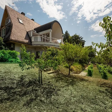 Holiday home Nagy Villa Gyoenyoeru Panoramaval, Jakuzzival *