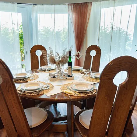 Nagy Villa Gyoenyoeru Panoramaval, Jakuzzival Balatonkenese