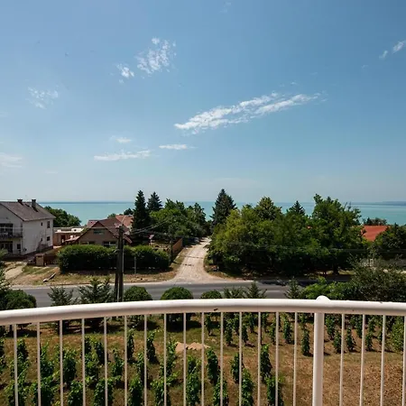 Nagy Villa Gyoenyoeru Panoramaval, Jakuzzival Balatonkenese