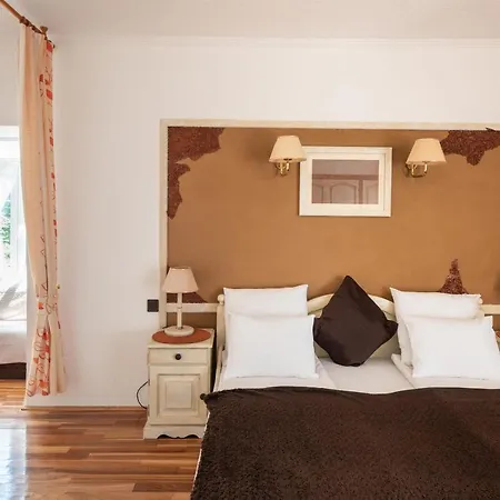 Holiday home Nagy Villa Gyoenyoeru Panoramaval, Jakuzzival Balatonkenese