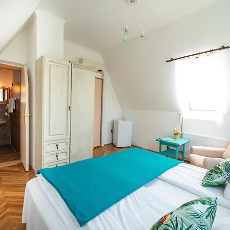 Holiday home Nagy Villa Gyoenyoeru Panoramaval, Jakuzzival *