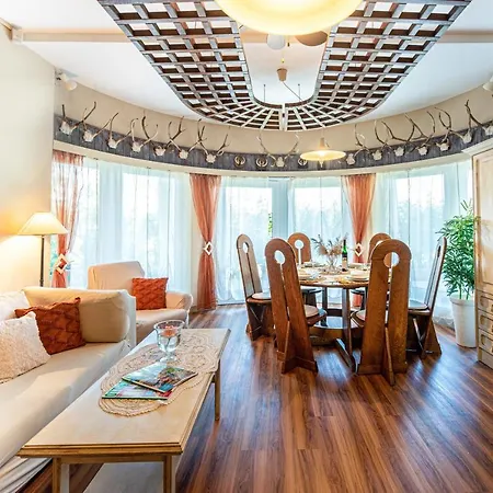 Holiday home Nagy Villa Gyoenyoeru Panoramaval, Jakuzzival Balatonkenese