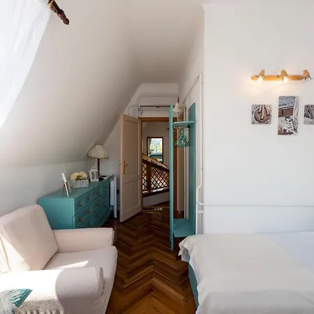 Nagy Villa Gyoenyoeru Panoramaval, Jakuzzival Holiday home *