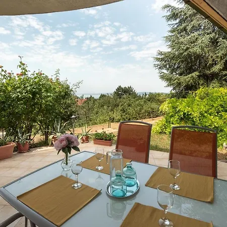 Nagy Villa Gyoenyoeru Panoramaval, Jakuzzival Holiday home