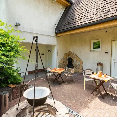 Nagy Villa Gyoenyoeru Panoramaval, Jakuzzival Balatonkenese